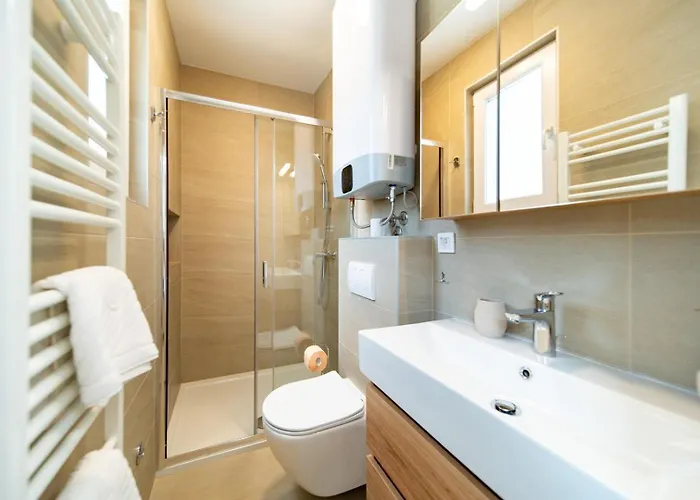 招待所 Arti Homes
